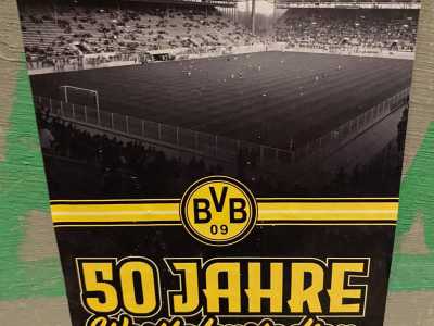 Attraversando corso Italia vediamo un adesivo della corazzata tedesca del Borussia Dortmund. Lo stemma celebra i 50 anni della casa dei gialloneri: il Wesfalenstadion, inaugurato nel 1974
